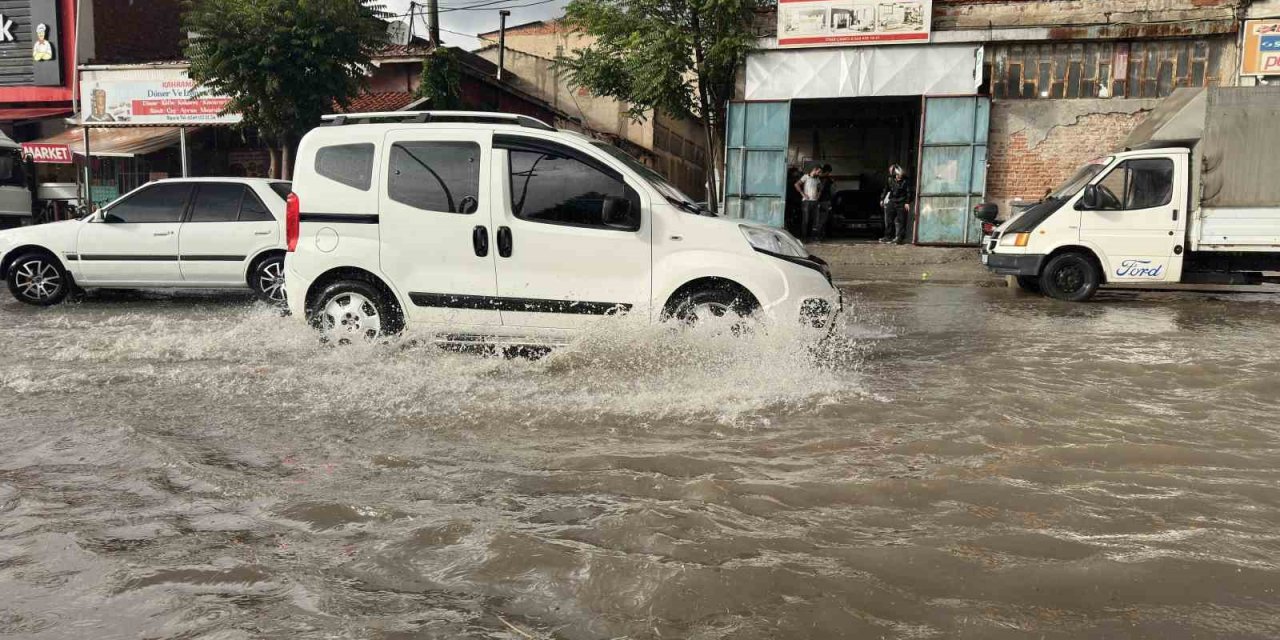 Uşak’ta sağanak yolları göle çevirdi