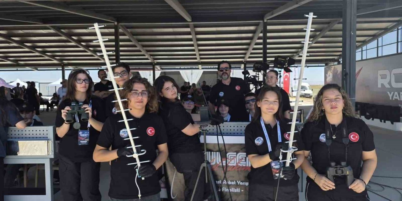 Çivrilli öğrencilerin roketi başarılı bir uçuş gerçekleştirdi