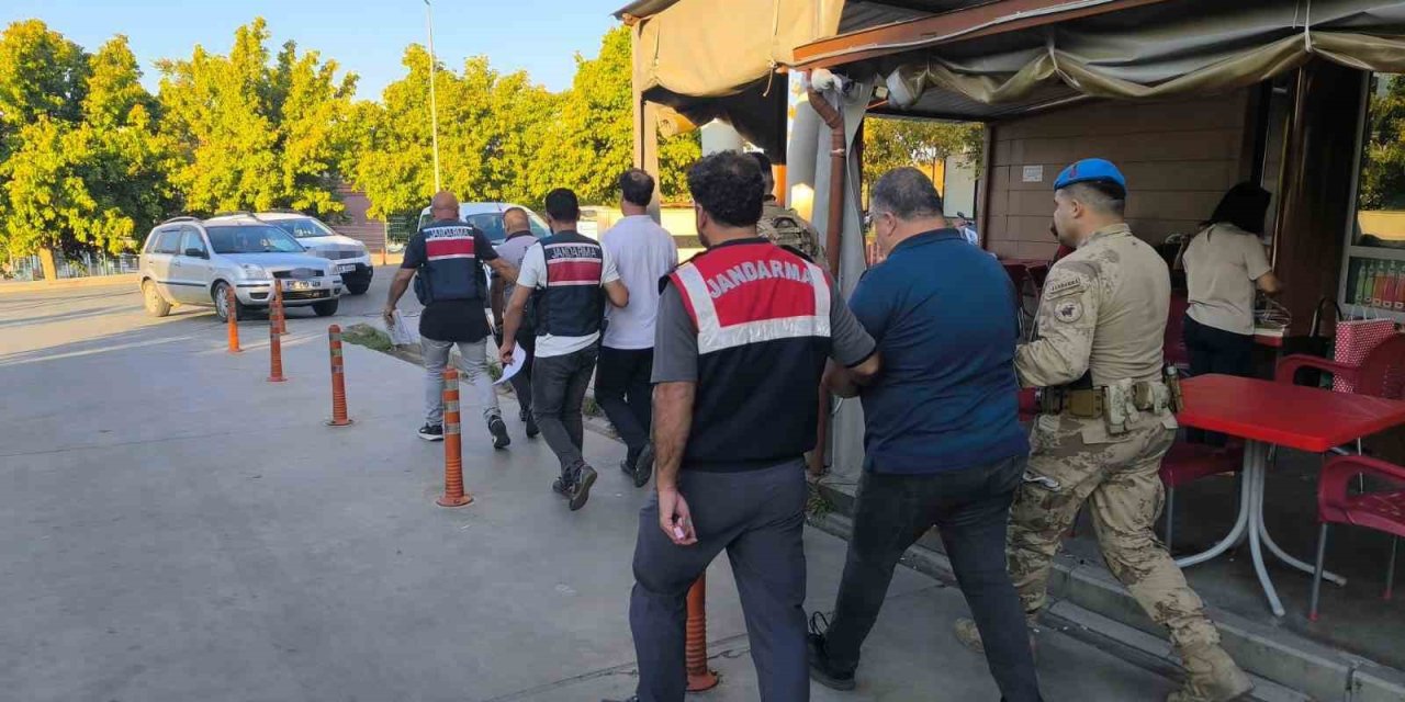 İzmir’de FETÖ’nün güncel yapılanmasına finansman operasyonu: 21 gözaltı