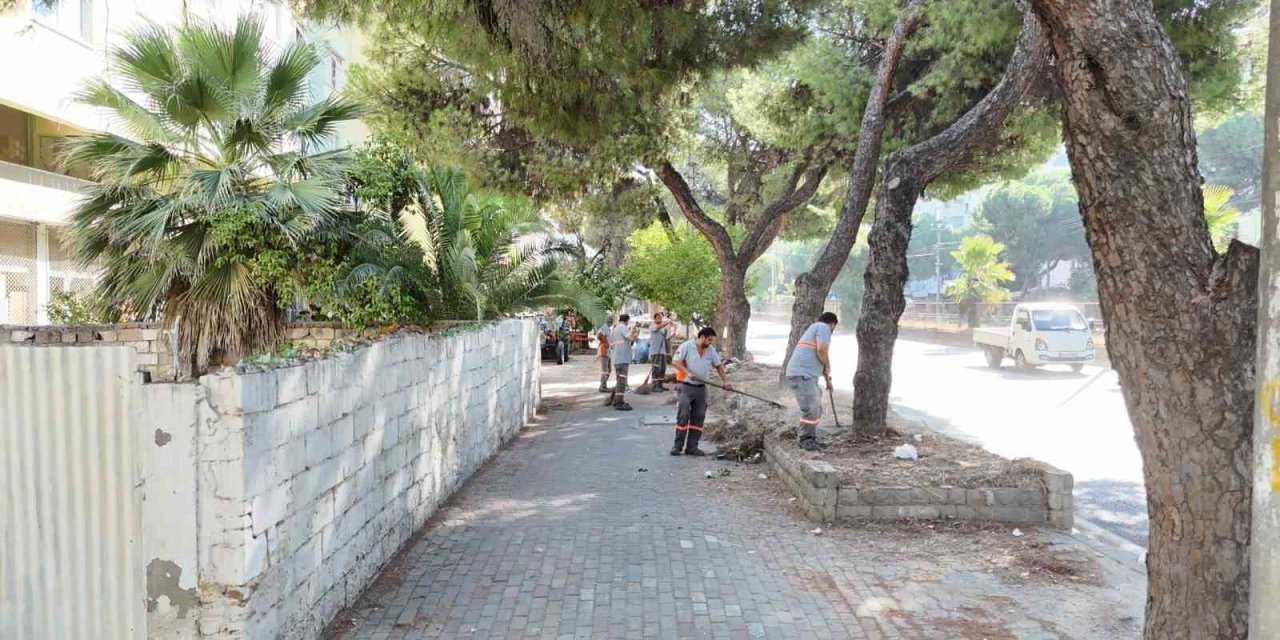 Nazilli Belediyesi’nden devlet karayolunda temizlik çalışması