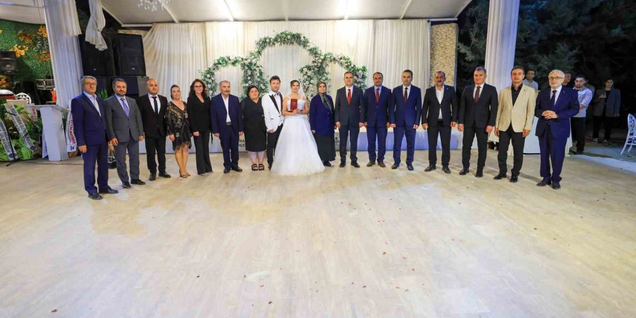 Vali Akbıyık, şehit ailesinin mutlu gününde nikâh şahidi oldu