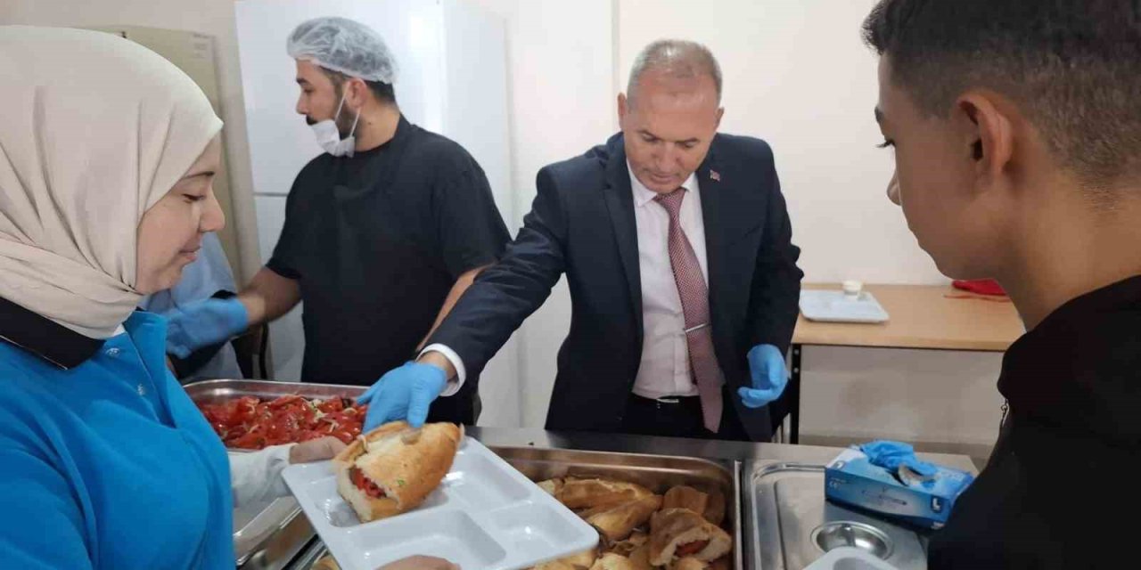 Sarıgöl Milli Eğitim Müdürü pansiyonda kalan öğrencilere yemek dağıttı