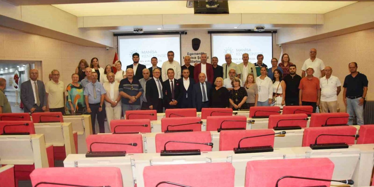 Manisa Kent Konseyi’nde Hakkı Bayraktar yeniden başkan seçildi