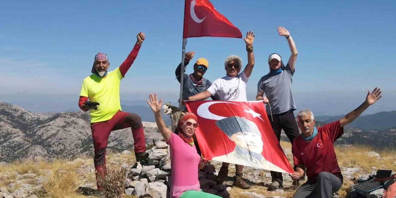 Ayıçtu Zirvesi’nde Gaziler Günü anısına Bayrak dalgalandırdılar