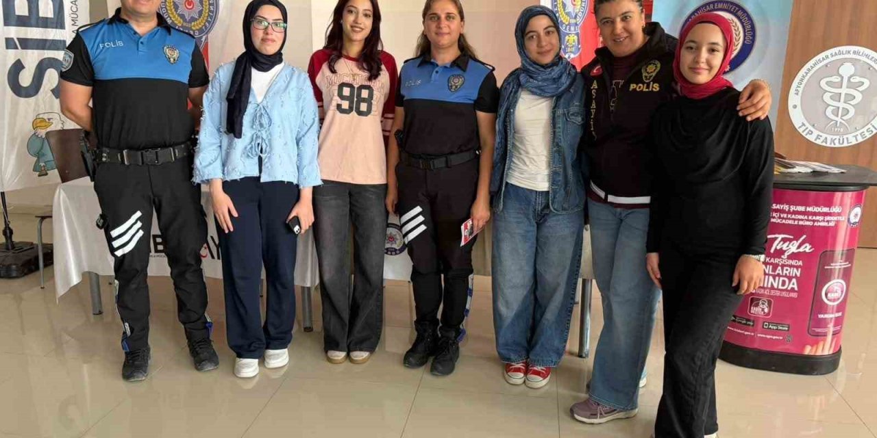 Üniversite öğrencilerine güvenlik ve siber farkındalık eğitimi