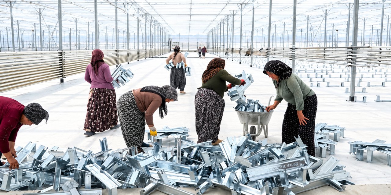 Kadınlar çalışacakları serayı kendileri yapmaya başladı