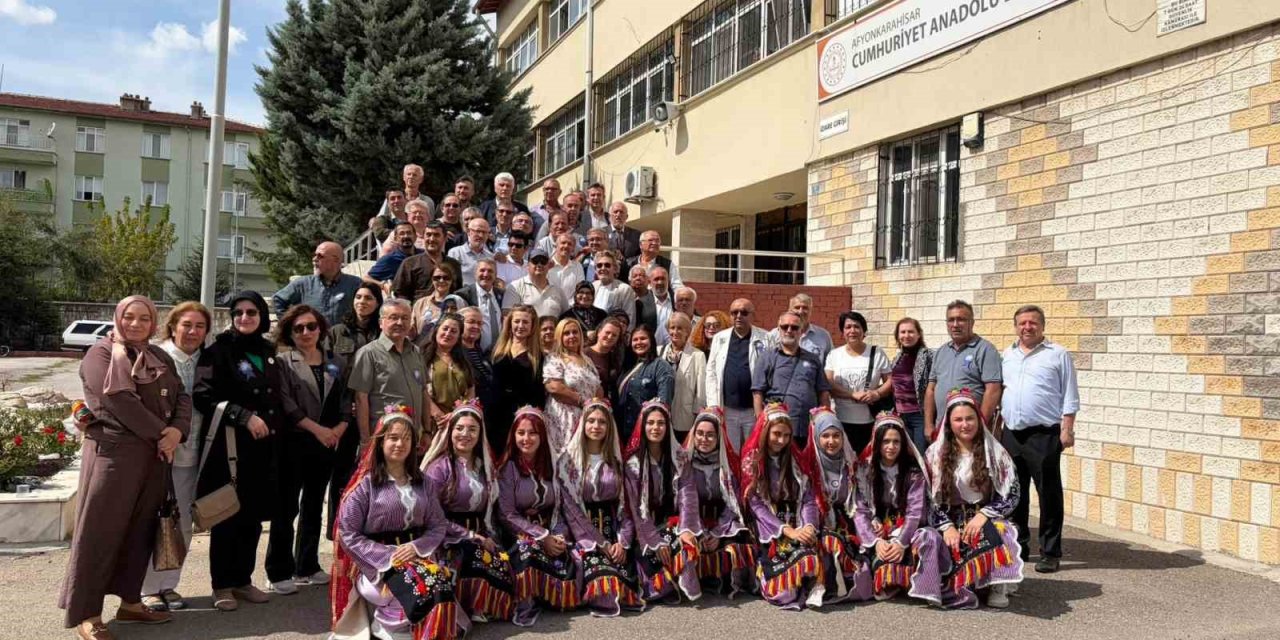 40 yıl sonra aynı okul bahçesinde buluştular