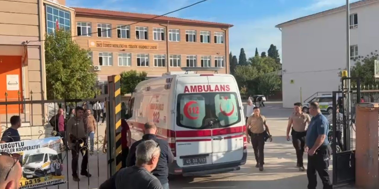 Manisa’da okul önünde silahlı saldırı: Yaralı öğrenciler var
