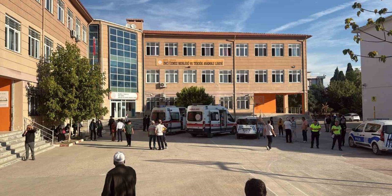 Veliler silah seslerinin yükseldiği okula akın etti