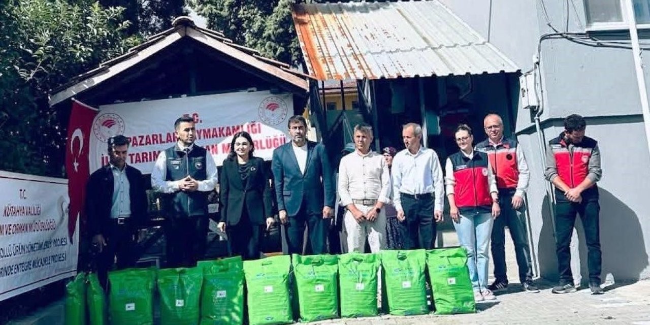 Pazarlar’da kiraz ve vişne üreticilerine yüzde 50 hibeli bordo bulamacı desteği