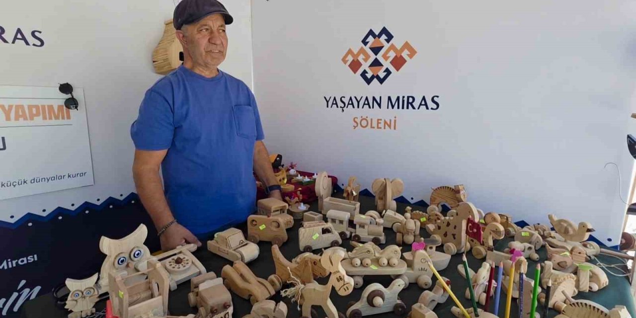 25 yıllık sanatını çocuklar için ahşap oyuncaklara dönüştürüyor