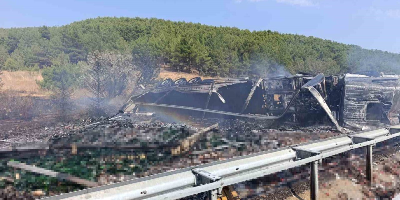 Uşak’ta bariyere çarpan alkol yüklü tır alev aldı