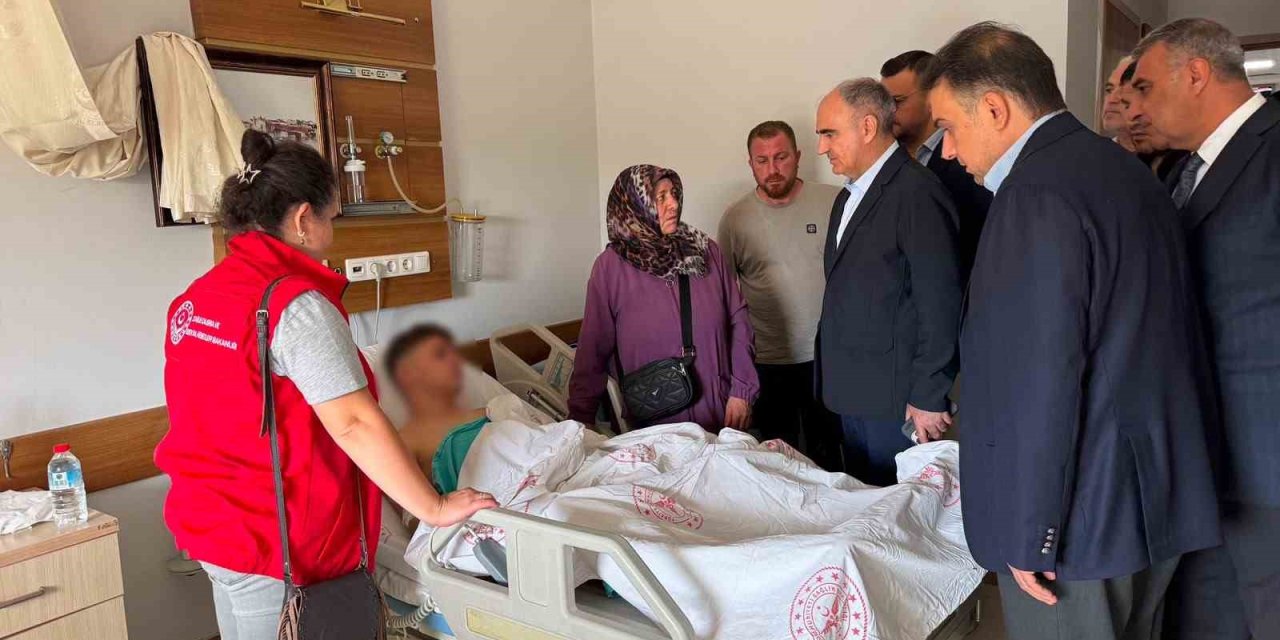 Vali Özkan’dan yaralı öğrencilere ziyaret