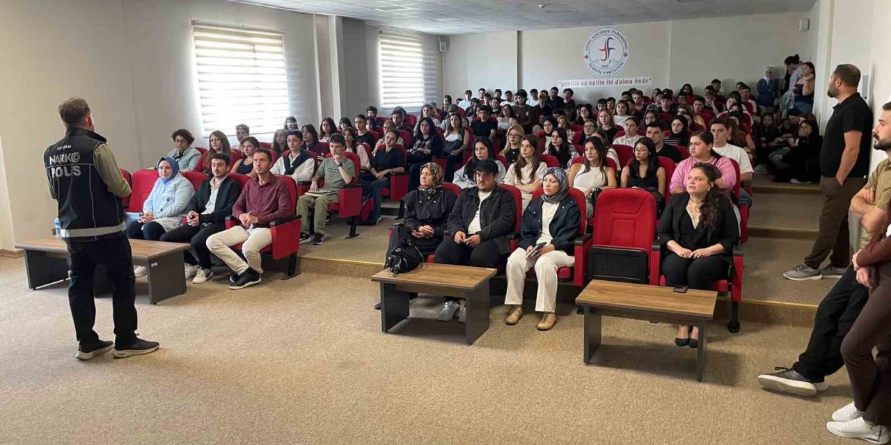 Üniversite öğrencilerine bağımlılıkla mücadele eğitimi verildi