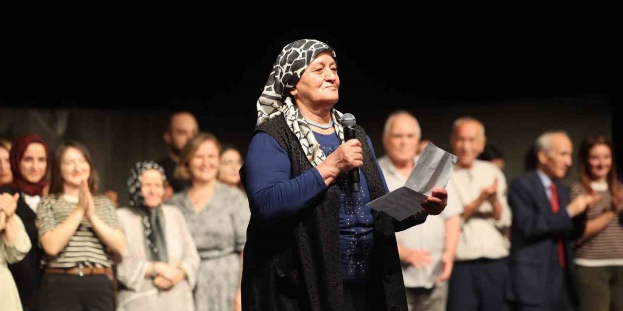 Büyüklerin tiyatro oyunu ayakta alkışlandı