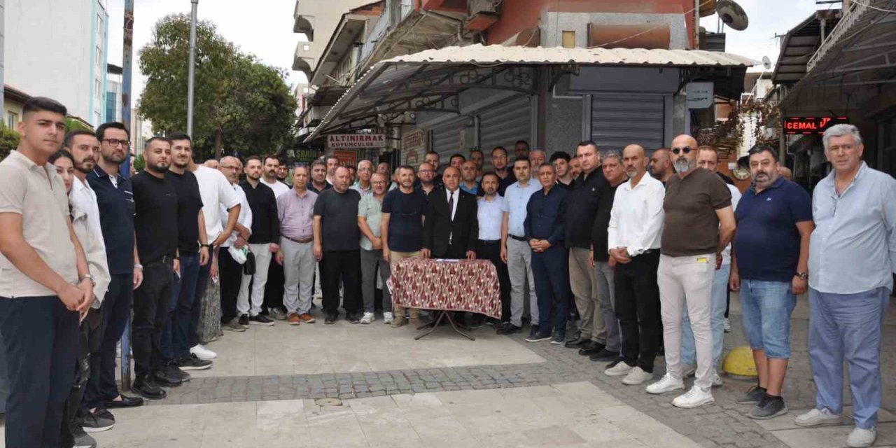 Manisa’da silahlı soygun girişimini kınayan kuyumcular aynı anda kepenk indirdi