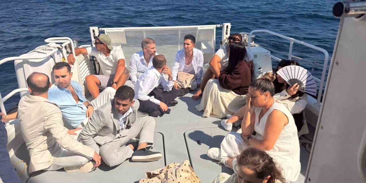 Yelkenli teknede düzensiz göçmenler ve yabancı uyruklu 2 göçmen kaçakçısı yakalandı