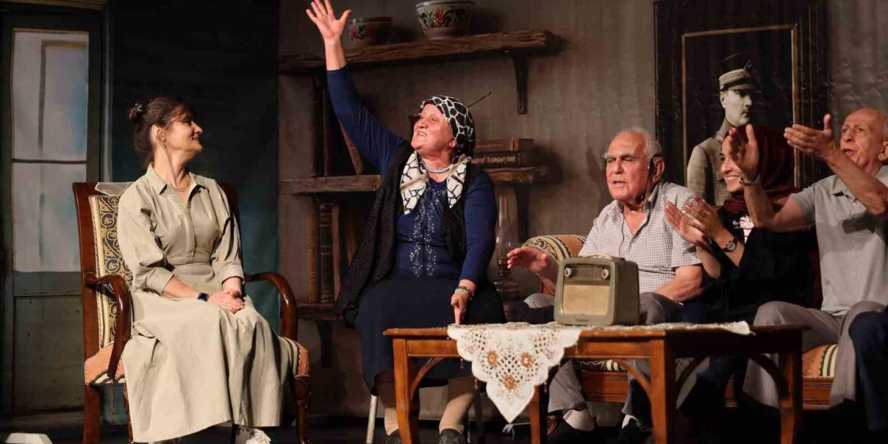 Büyüklerin tiyatro oyunu ayakta alkışlandı