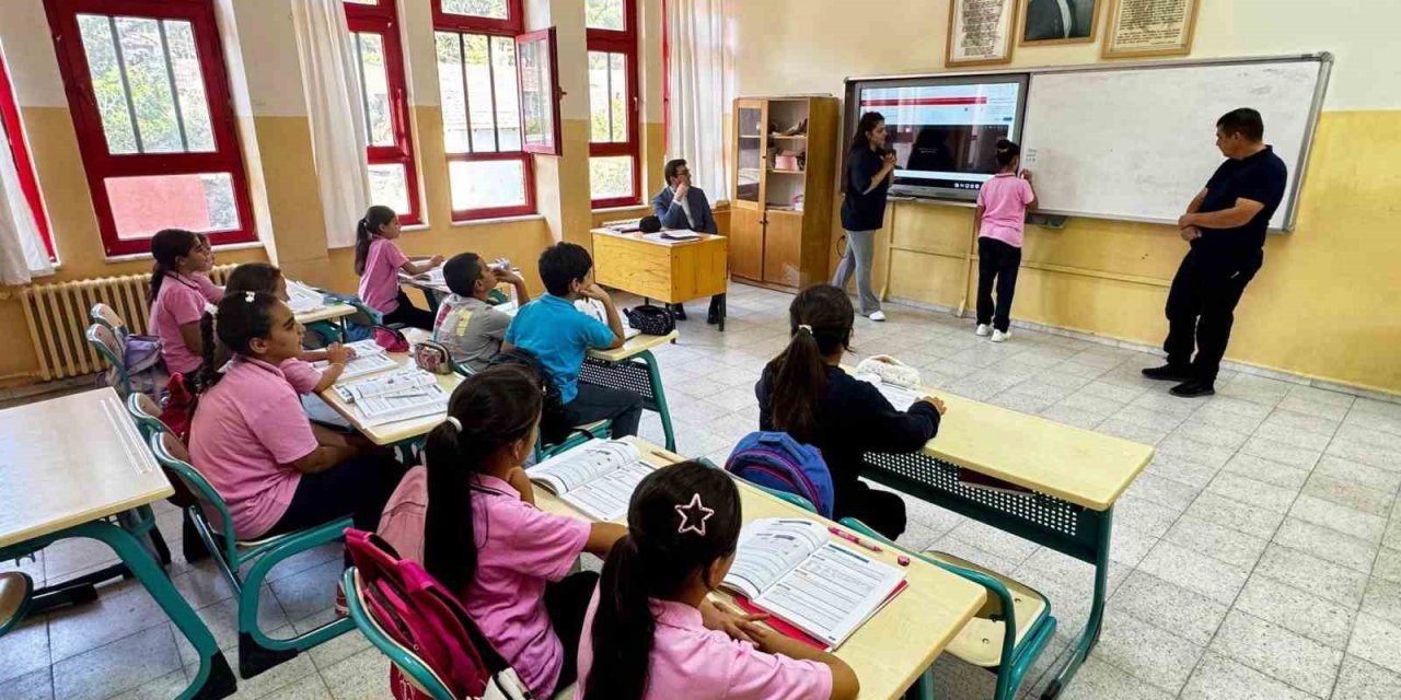 Kaymakam Sözen, öğrenciler ve öğretmenlerle bir araya geldi