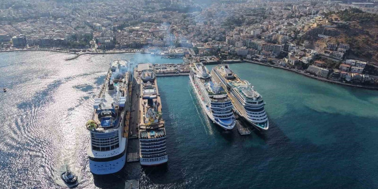 Kuşadası’na 4 kruvaziyerle 11 bin 811 turist geldi