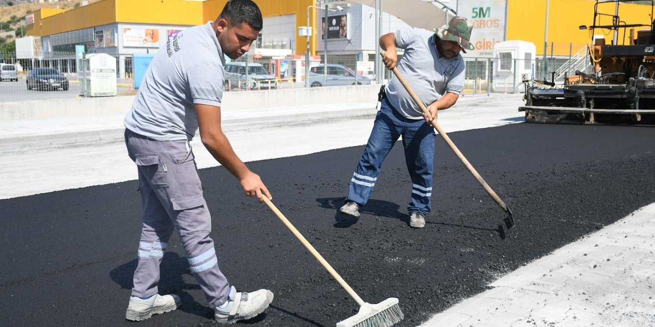 Kuşadası’nda Değirmendere Mahallesi’ne sıcak asfalt