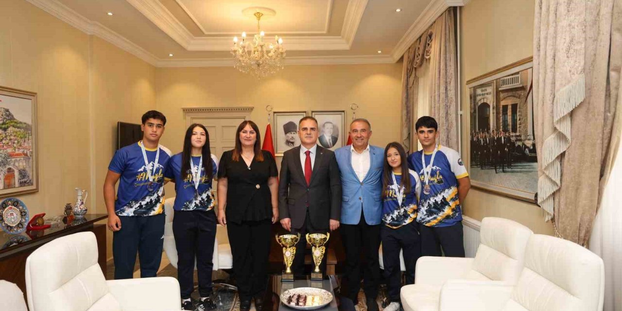 Vali Akbıyık Türkiye şampiyonu olan Yıldız rafting sporcularını ağırladı