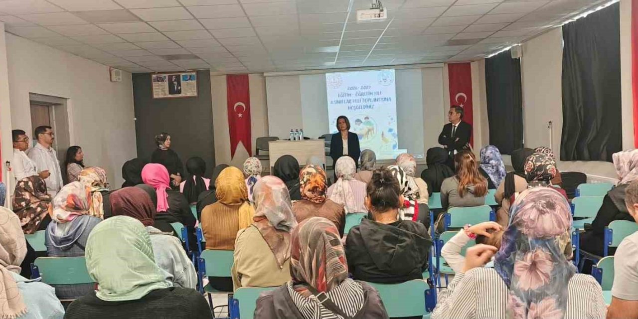 Altıntaş’ta 8. sınıf velileriyle eğitim ve sınav hazırlıkları değerlendirildi
