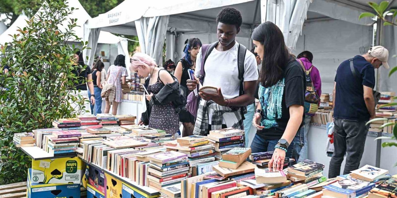 İZKİTAP’ta edebiyat ve kitaplarla dolu buluşmalar sürüyor