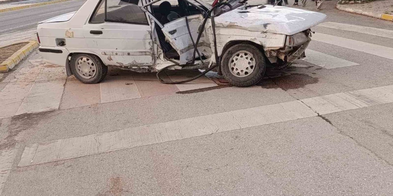 Kamyonetle otomobille çarpıştı: 3 yaralı