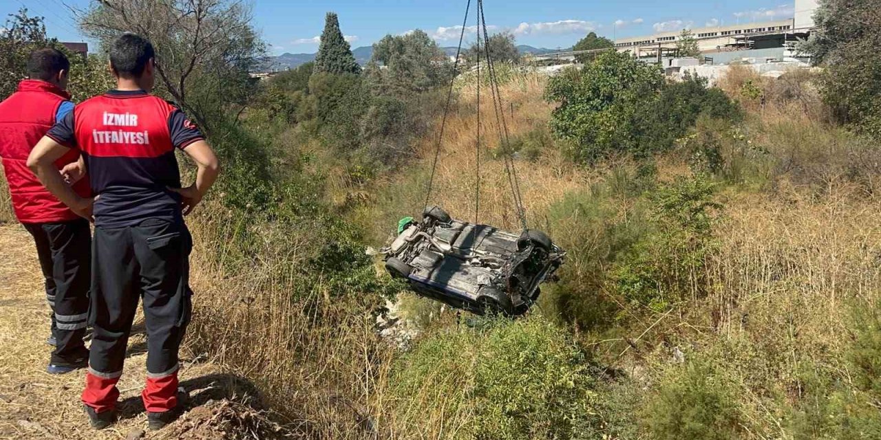 İzmir’de otomobil akarsu havzasına uçtu: 1 ölü, 2 yaralı