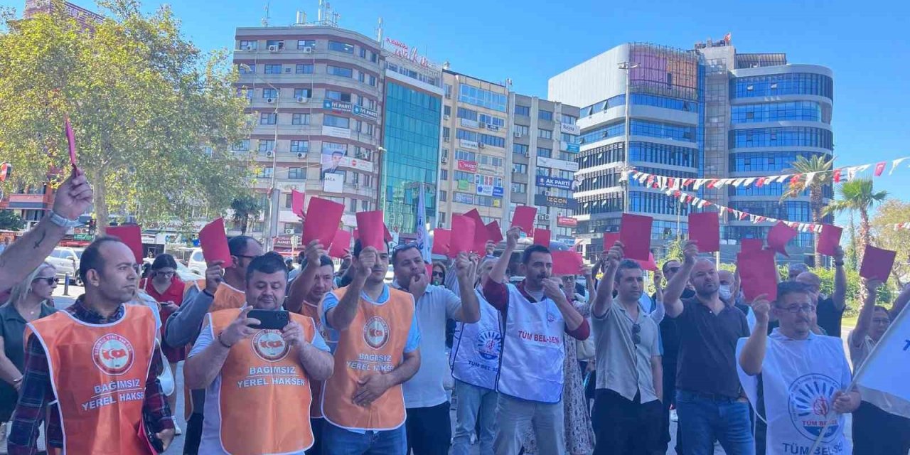 Konak Belediyesi işçilerinden ’kırmızı kart’lı eylem