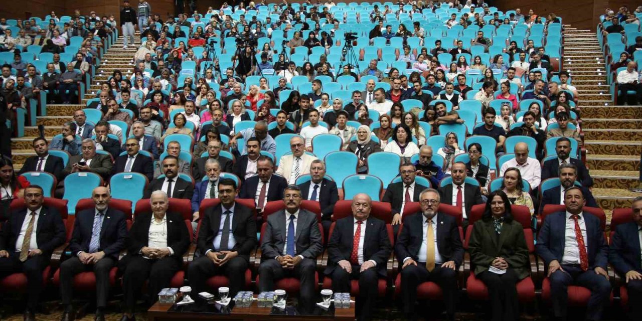 Uşak’ta ’Timsal Karabekir ile Tarihin Kalbine Yolculuk’ söyleşisi
