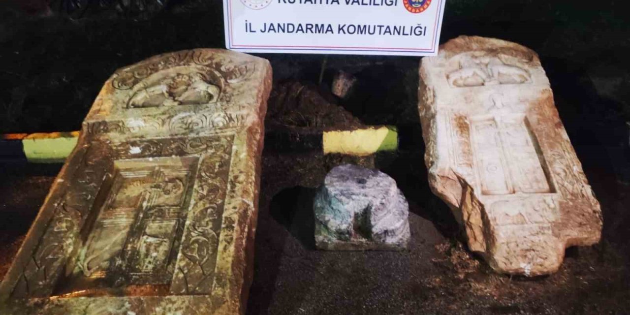 Kütahya’da Roma dönemine ait lahit kapakları ele geçirildi