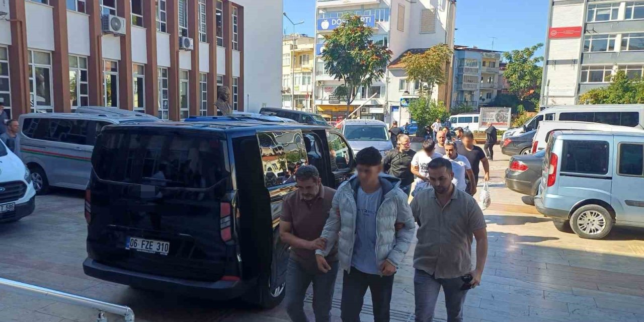 Okul çevresinde pompalı tüfekle yakalanan şüpheliler adliyeye sevk edildi