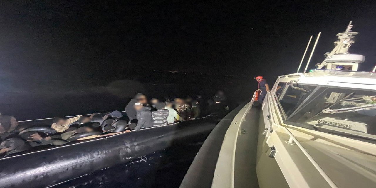 İzmir açıklarında 56 düzensiz göçmen yakalandı