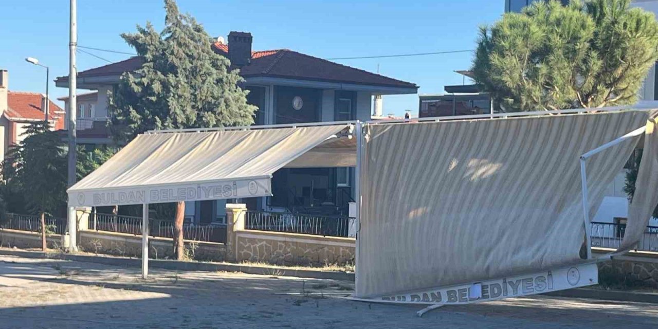 Buldan’da velilerden kırık gölgelik tepkisi