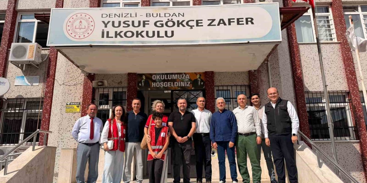 Kızılay’dan Buldanlı öğrencilere çanta ve kırtasiye desteği