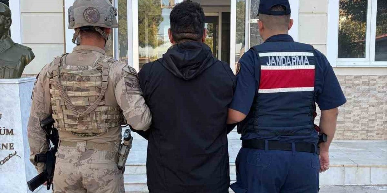 İzmir jandarması, firarileri arazide yakaladı