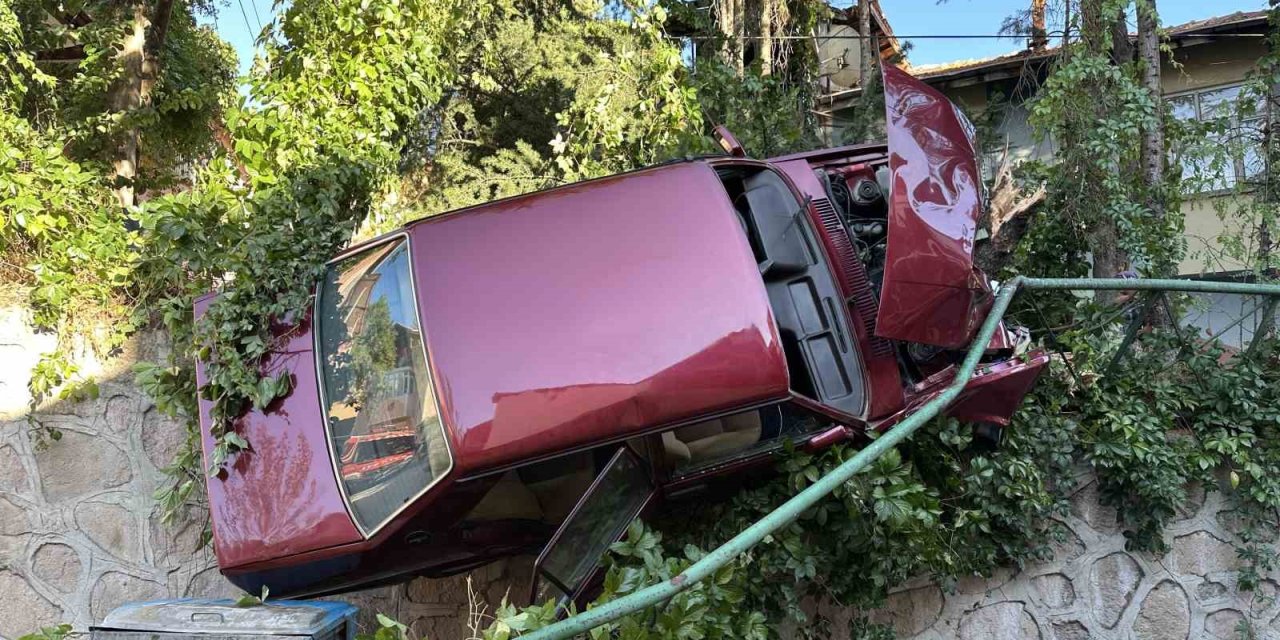 Uşak’ta kontrolden çıkan otomobil korkuluklarda asılı kaldı: 1 yaralı