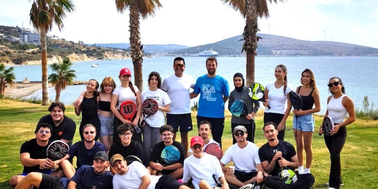 Çeşme’de üniversite öğrencileri, padel sporuyla buluştu