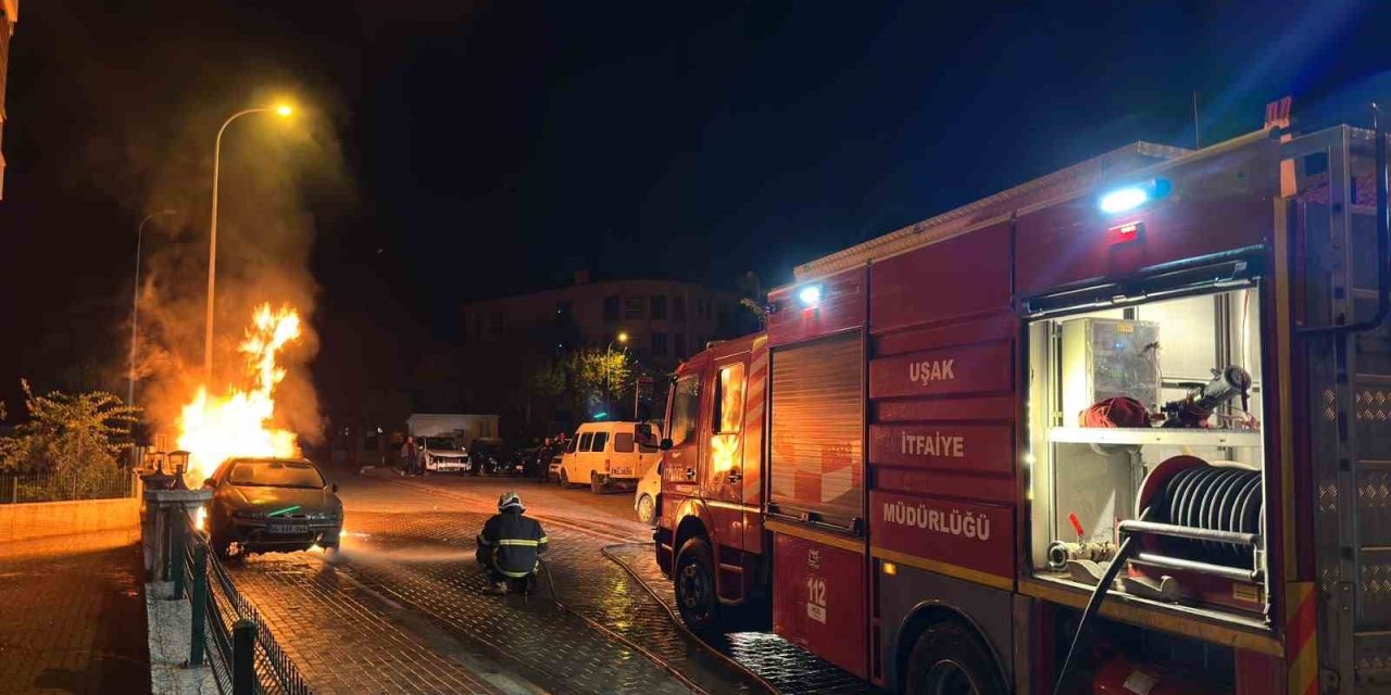 Uşak’ta park halindeki otomobilde çıkan yangın söndürüldü