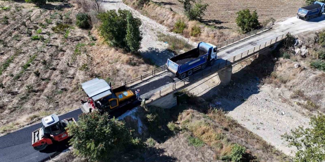 Manisa Büyükşehir, Sarıgöl’de 6 kilometrelik yolu sıcak asfaltla buluşturuyor