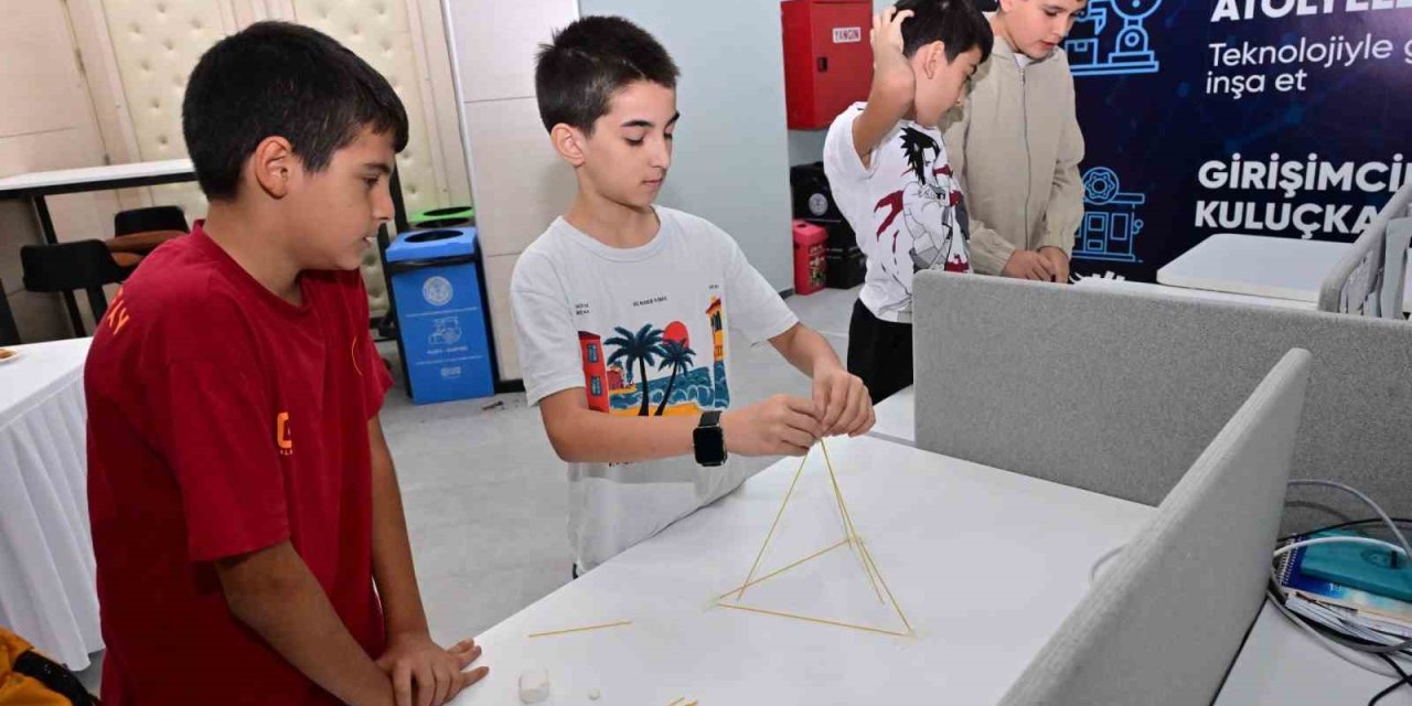 Akademi Manisa’da gençlere robotik ve mühendislik deneyimi