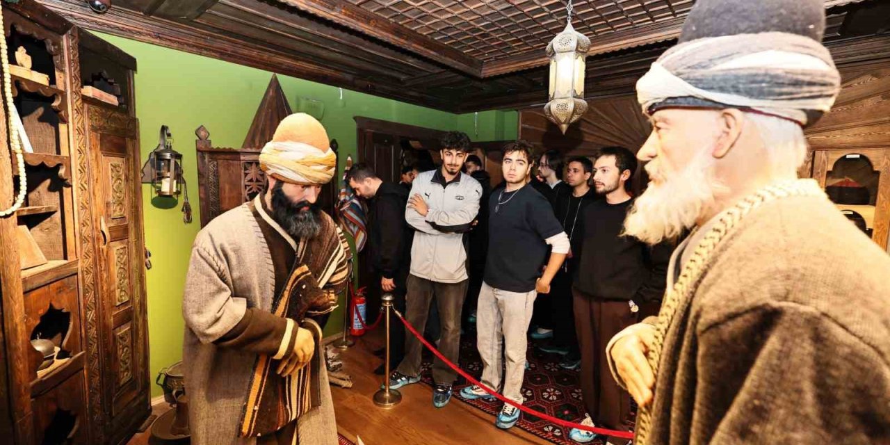 Yeni üniversiteliler Manisa’nın tarihi ve kültürel zenginliklerini keşfetti