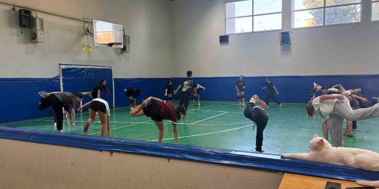 Liseli voleybolcular ilk idmanına çıktı