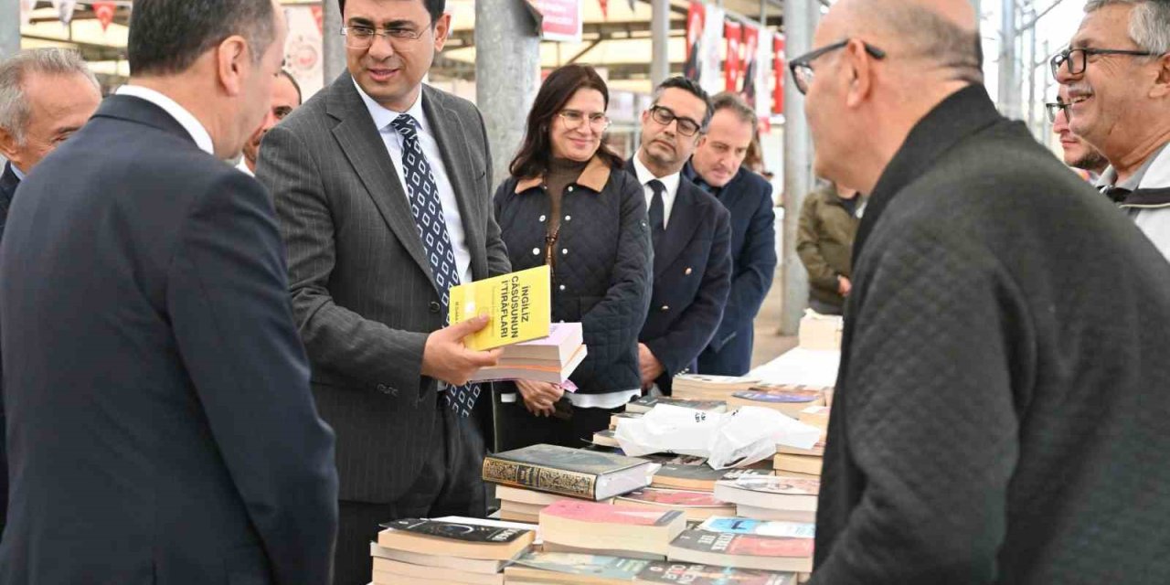 Vali Kartal, Uşak Kitap Fuarı’nı ziyaret etti