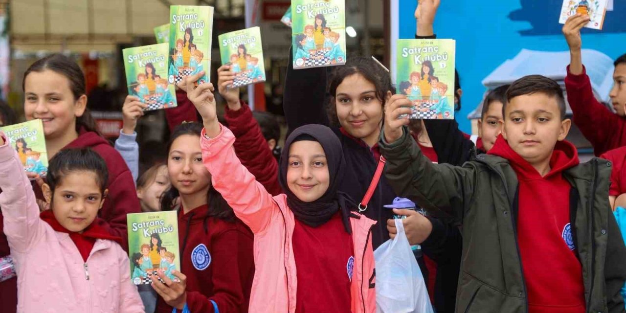 Uşak Kitap Fuarında kitaplar ve ünlü yazarlar okurlarla buluşuyor