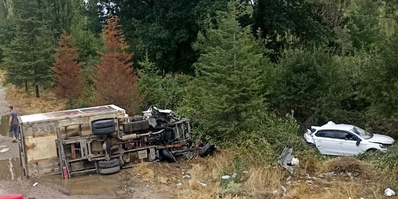 Uşak’ta kamyonet yol kenarından duran otomobile ve dışındaki abi kardeşe çarptı: 3 ağır yaralı