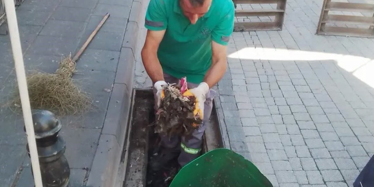 Germencik’te yağış sezonu öncesi mazgallar temizleniyor