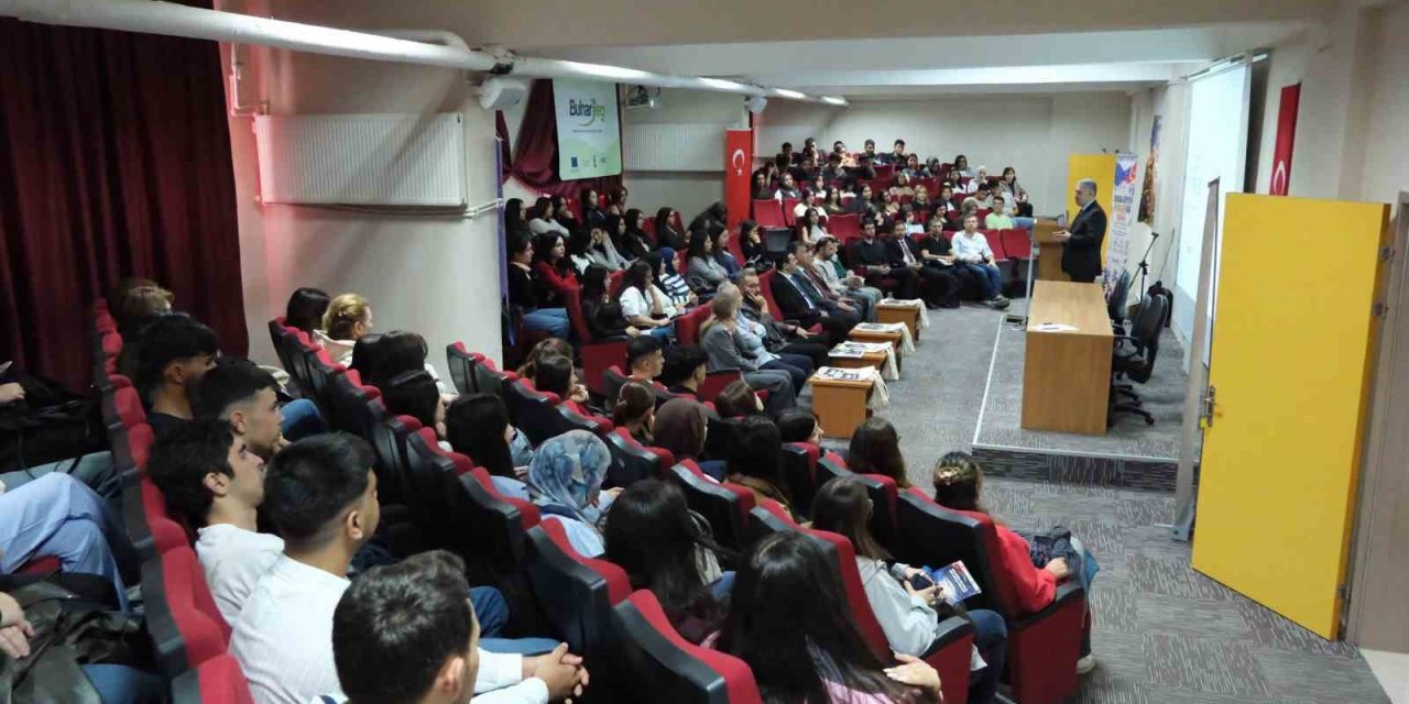 Buharkent’te gençlere proje yazma ve Avrupa fırsatları anlatıldı